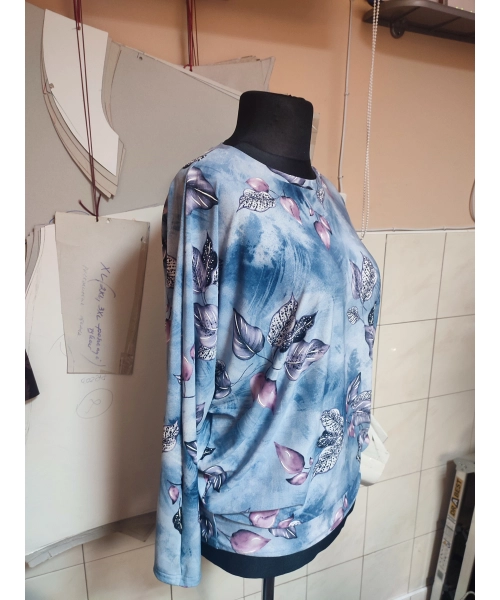 Wzorzysta bluzka Oversize z lejącego materiału - różowe listeczki